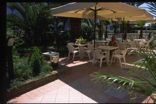 Zahrada ubytování Hotel Rivadoro-Spiaggia ombrellone e lettini-Piscina-Parcheggio