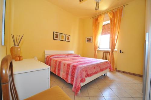 - une chambre avec un lit et une fenêtre dans l'établissement Dea Minerva Apartment by Salento Affitti, à Torre San Giovanni