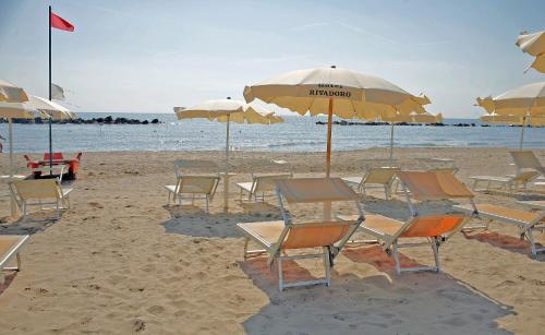 Gallery image of Hotel Rivadoro-Spiaggia ombrellone e lettini-Piscina-Parcheggio in Martinsicuro