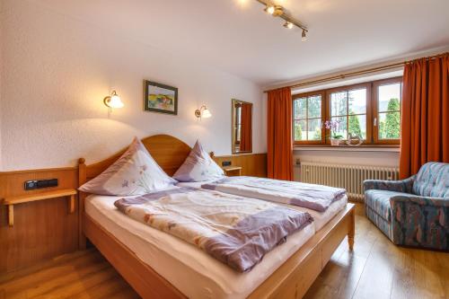 Ένα ή περισσότερα κρεβάτια σε δωμάτιο στο Lohener Hof - Ferienwohnungen Gastager