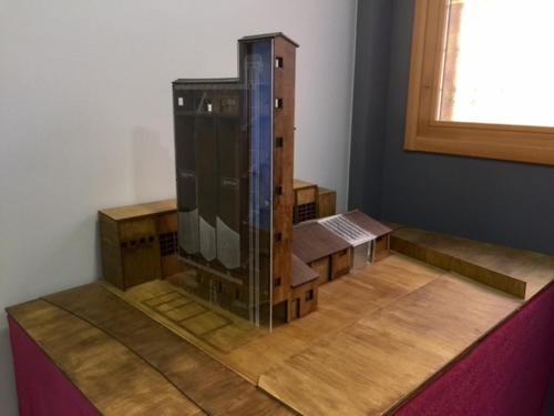 a glass box sitting on top of a wooden floor at Mirador El Silo in Bello