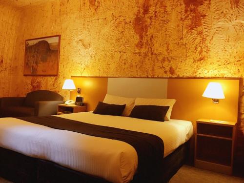 Postel nebo postele na pokoji v ubytování Desert Cave Hotel