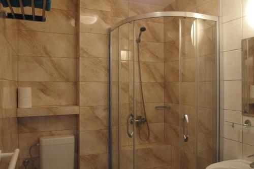 łazienka z prysznicem i toaletą w obiekcie Patio Apartamenty i Pokoje w mieście Niechorze