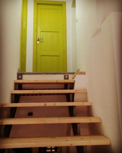 a green door on the stairs in a room at Bed&Braja in Vische