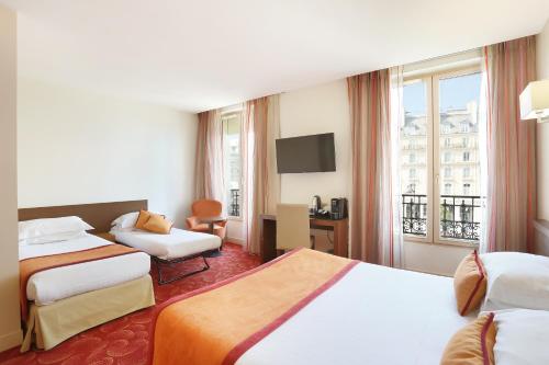 Кровать или кровати в номере Le Grand Hôtel de Normandie