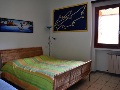 1 dormitorio con cama y ventana en Tarcisio B&B, en Tavullia