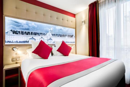 - une chambre dotée d'un grand lit avec des oreillers rouges et blancs dans l'établissement Best Western Nouvel Orléans Montparnasse, à Paris