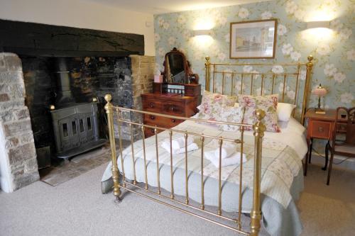 En eller flere senge i et værelse på Rams Head Inn