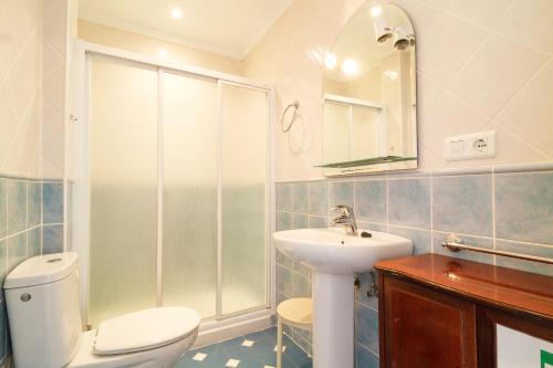 łazienka z białą toaletą i umywalką w obiekcie Carabeillo 13 Apartments Casasol w mieście Nerja