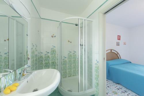 uma casa de banho com um chuveiro e um lavatório. em San Martino em Ravello