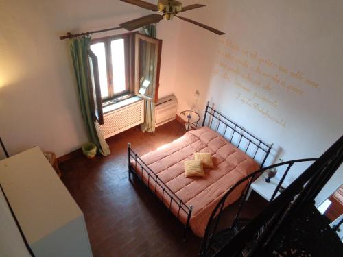 una camera da letto con un letto con lenzuola rosa e una finestra di Agriturismo Podere Sant' Antonio ad Alberese