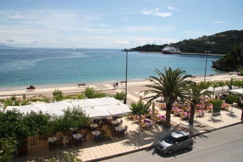 a view of a beach and the ocean with a car at Pantelis in Poros