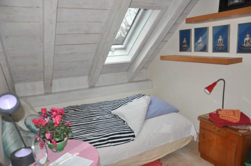 Tempat tidur dalam kamar di Bed and Breakfast Bavaria München