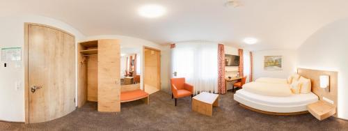 a hotel room with a bed and a desk at Landhotel Steigenhaus in Untermünkheim