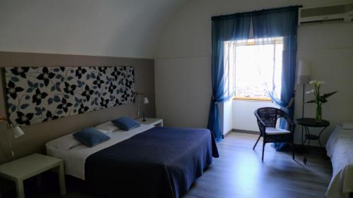 a bedroom with a bed and a window at I Tetti di Siciliando in Modica