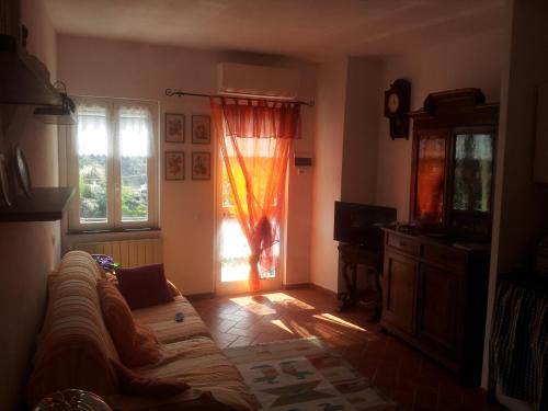 sala de estar con sofá y ventana en Casa Violetta, en Levanto