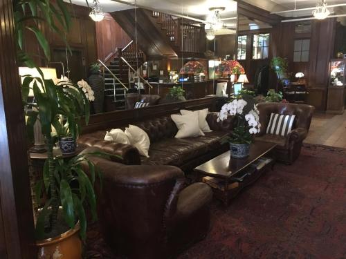 a living room with leather couches and a table at Park Plaza Hotel Orlando - Winter Park in Orlando