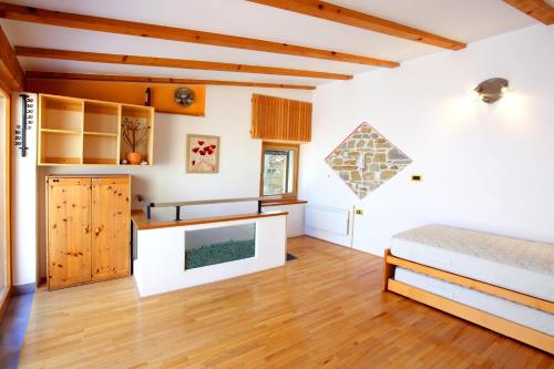 uma sala de estar com uma cama e uma lareira em Penthouse Alma Vivoda em Piran