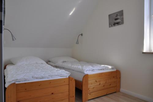 a bedroom with two twin beds and a window at Haus Antonie in Dahme