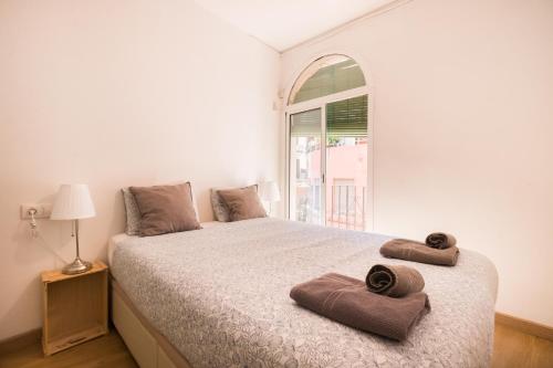 バルセロナにあるApartment Vallhonratのベッドルーム1室(ベッド1台、タオル2枚付)