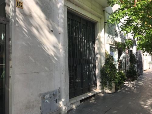 un edificio con una puerta negra al lado de una calle en Sensation House en Roma