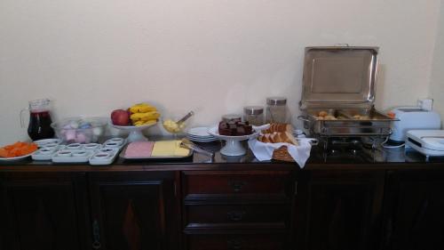 un bancone della cucina con un sacco di cibo sopra di Hotel Fiss a Morro Redondo