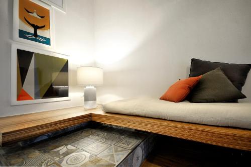 a room with a bench with a bed and a lamp at Villa Battista in Ercolano