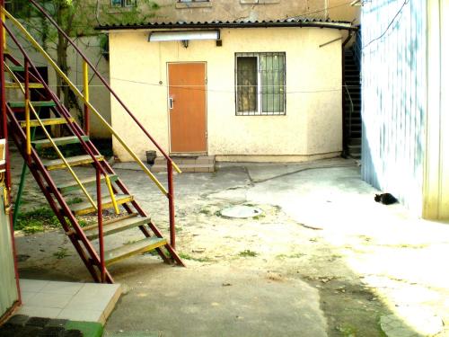 un callejón vacío con una escalera delante de un edificio en 2 ком кв Соборная-Макарова-МАКДОНАЛЬДС 3 кровати Wi-Fi 1этаж отдельный вход, en Mykolaiv
