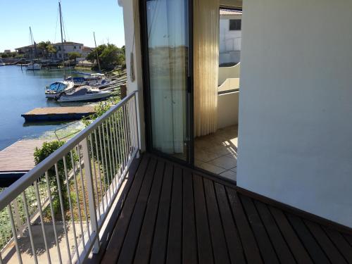 einen Balkon mit Blick auf das Wasser und die Boote in der Unterkunft Port Owen Self Catering in Velddrif