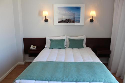 Giường trong phòng chung tại Hotel Costa de Prata 2 & Spa