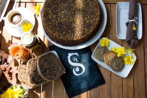 un tavolo con una ciotola di pane e un piatto di cibo di Signor Cesare Agrobistrot B&B a San Giovanni Rotondo