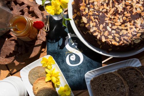 un tavolo con una torta al cioccolato e un piatto di pane di Signor Cesare Agrobistrot B&B a San Giovanni Rotondo