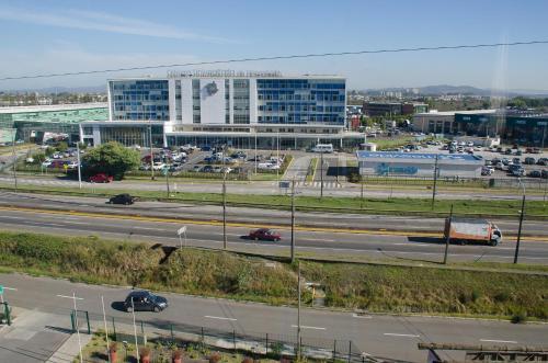 a view of a building with a highway in front at Hotel Diego de Almagro Lomas Verdes in Concepción
