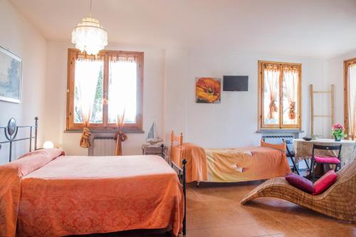 um quarto com 2 camas e uma cadeira em B&B La Gatta Blu em Cattolica