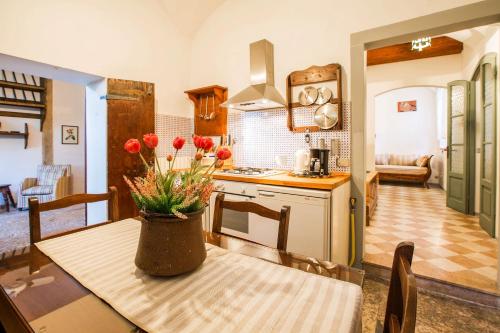 Dapur atau dapur kecil di Il Batti apartment water front and private beach