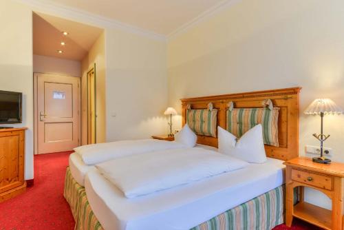 Ein Bett oder Betten in einem Zimmer der Unterkunft Hotel Post Murnau