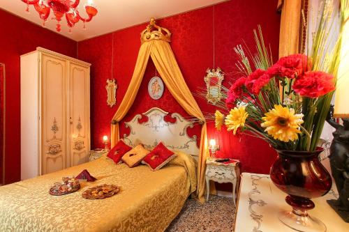 una camera rossa con un letto fiorito di Scalon del Doge a Venezia