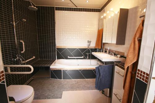 Ένα μπάνιο στο Villa Casper