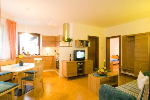 Kuchyň nebo kuchyňský kout v ubytování Appartements Peilerhof
