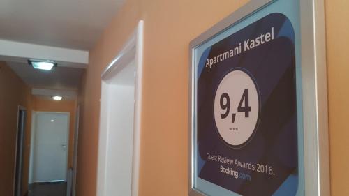 a sign on a wall in a hallway at Apartmani Kastel in Banja Luka