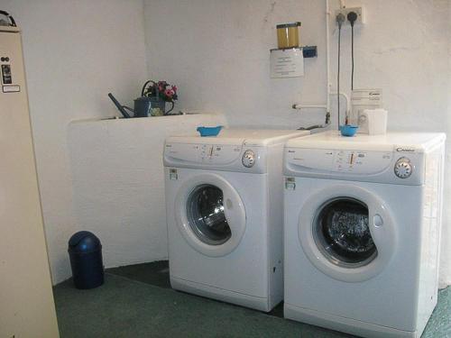 lavadora y secadora en una habitación en Cosy Caravan at Blackmoor Farm, en Ludchurch