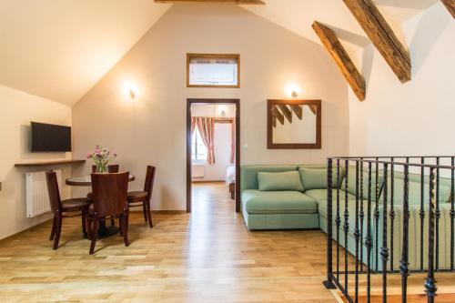 TV a/nebo společenská místnost v ubytování Residence Thunovska