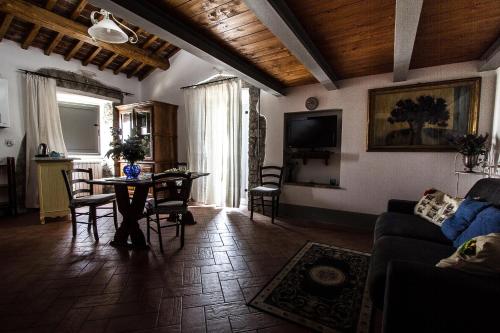 Μια τηλεόραση ή/και κέντρο ψυχαγωγίας στο Agriturismo Specchio Del Lago
