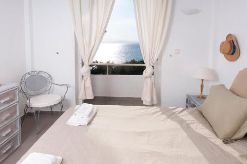 Posteľ alebo postele v izbe v ubytovaní Messinian Blue Seaside Villa