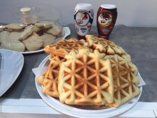 two waffles on a plate with two glasses of beer at Mattandre in Monteroni di Lecce