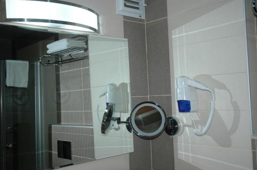 een badkamer met een spiegel en een douche bij Suite Laguna Otel in Antalya