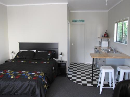 a bedroom with a bed and a sink at Cruz Inn in Featherston