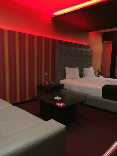 a hotel room with two beds and a red light at Intimisimo Autohotel Adults Only Ciudad Industrial in Veracruz