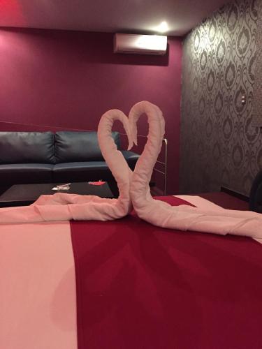 a pair of swans sitting on top of a bed at Intimisimo Autohotel Adults Only Ciudad Industrial in Veracruz