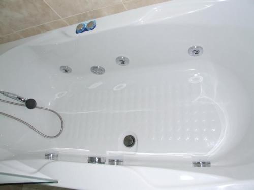 bañera blanca con colador en Hostal Parador de los Galanes, en Manzanares